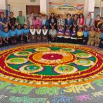 सजी नशा मुक्ति और विकसित भारत की थीम पर भव्य रंगोली: छात्राओं ने रंगों और प्राकृतिक फूलों से दिया सामाजिक जागरूकता का संदेश